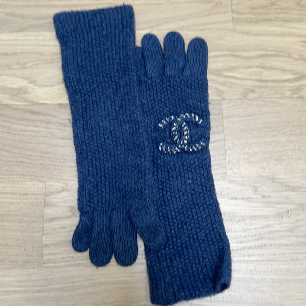 Chanel CC cashmere gloves